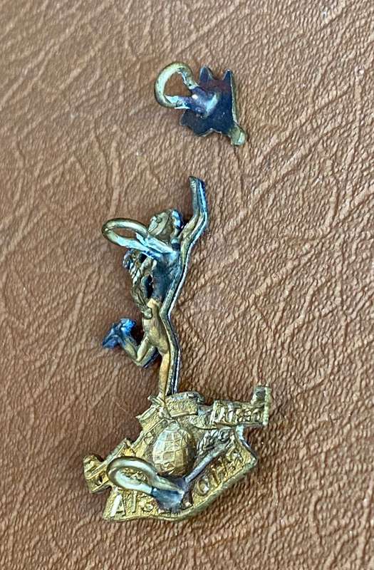 RHODESIA CORPS OF SIGNALS BI/METAL CAP BADGE-WORN 1971-1980-LUGS COMPLETE