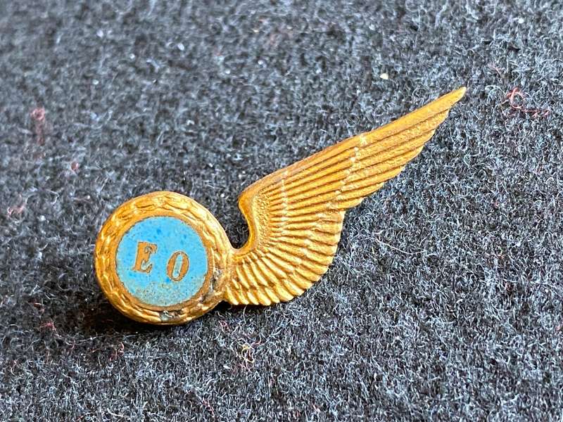SAAF ELECTRONICS OPEARTOR ,GILT MESS DRESS BADGE- 2 PINS