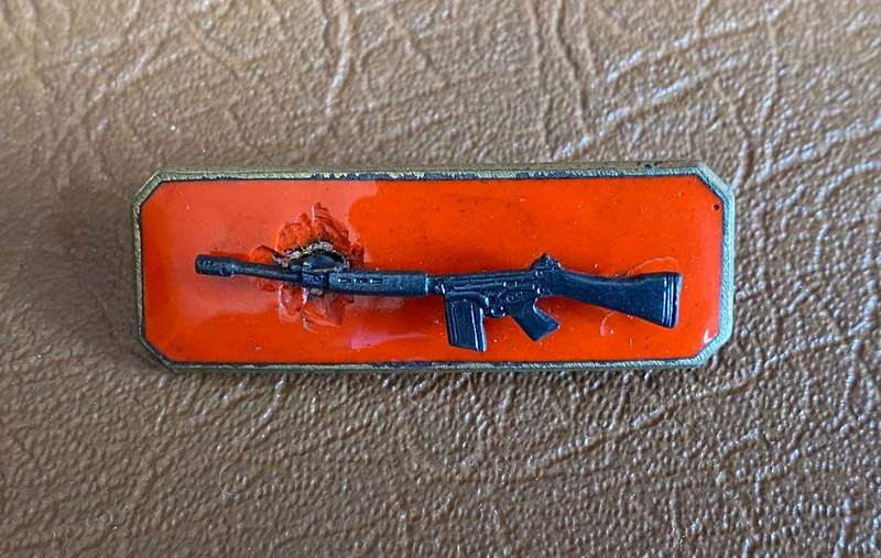 SADF FIRST CLASS SHOT BADGE -BRASS RIFLE- 2 PINS