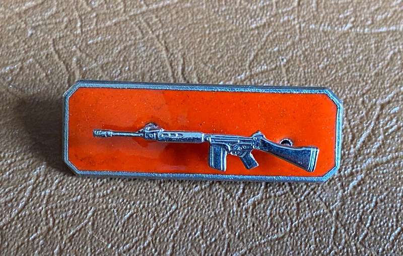 SADF SHARPSHOOTER BADGE- CHROME RIFLE- 2 PINS-ENAMEL BACKING