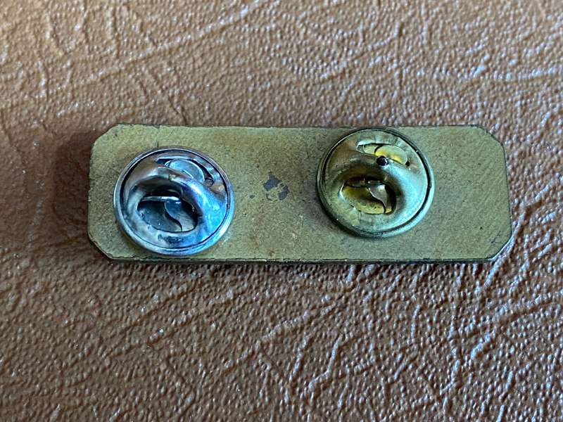 SADF FIRST CLASS SHOT BADGE-BRASS RIFLE- 2 PINS