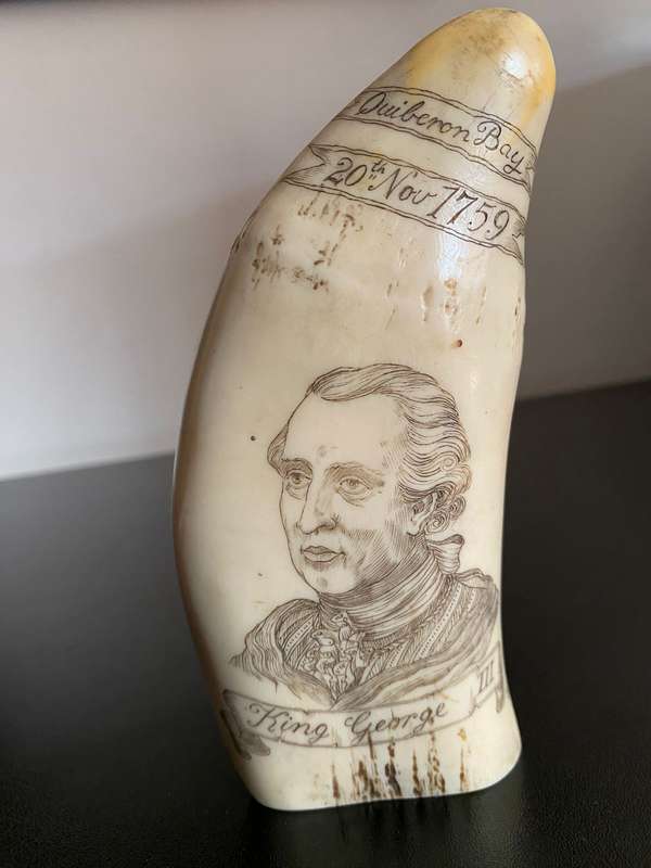 VINTAGE FAUX SCRIMSHAW SPERM WHALE TEETH DEPICTING KING GEORGE -LENGTH 14,5CM-DIAMETER 17,5CM