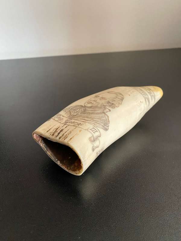 VINTAGE FAUX SCRIMSHAW SPERM WHALE TEETH DEPICTING KING GEORGE -LENGTH 14,5CM-DIAMETER 17,5CM