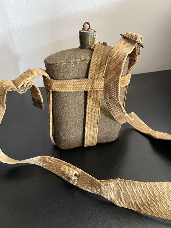 WW2 WATER BOTTLE-COMPLETE WITH STOPPER AND WEBBING CARRIER (GREEN ENAMEL)GOOD CONDITION