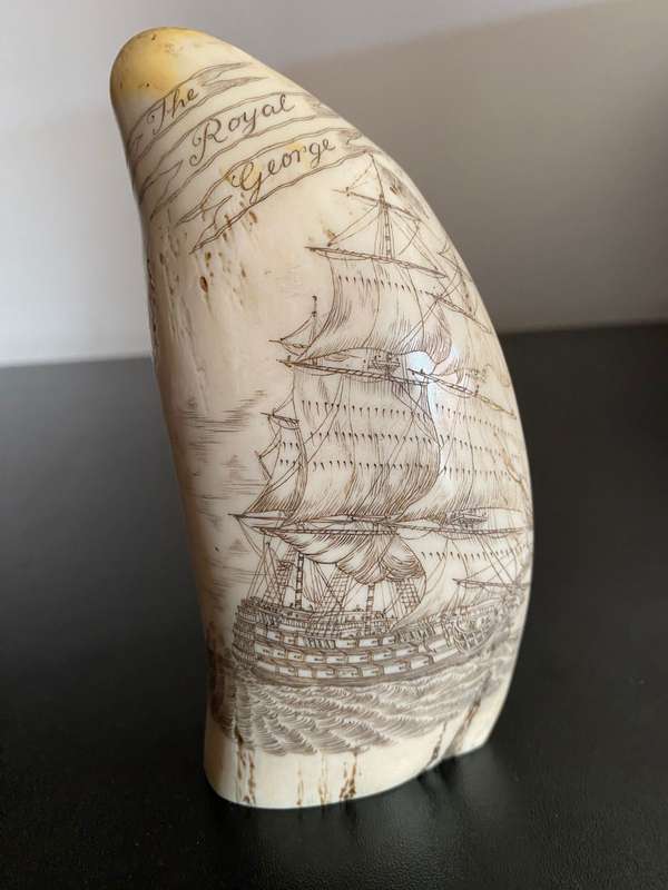 VINTAGE FAUX SCRIMSHAW SPERM WHALE TEETH DEPICTING KING GEORGE -LENGTH 14,5CM-DIAMETER 17,5CM