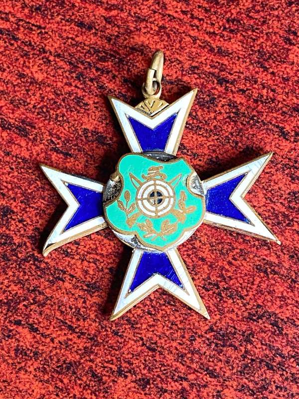 MEDAL OR BADGE-POSSIBLY RELATED TO THE ROYAL FLYING CORPS (RFC) AND DATED 1922