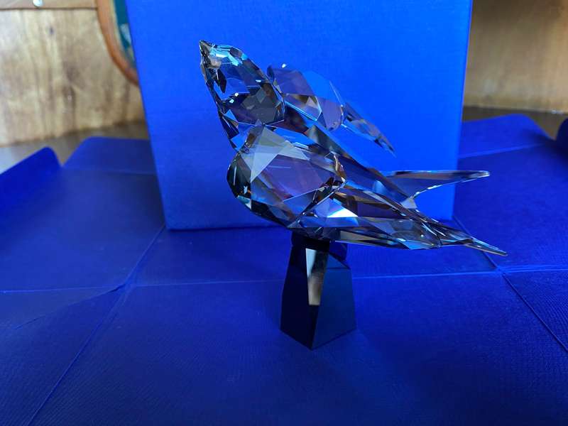 SWAROVSKI SWALLOW CRYSTAL FIGURINE 5275745-ORIGINAL MINT IN BOX 517 FACETS-DARK METALLIC FINISH ON T