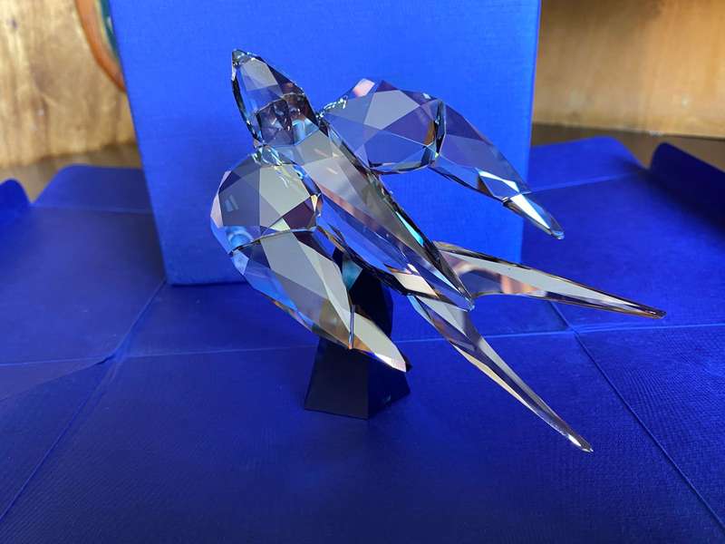 SWAROVSKI SWALLOW CRYSTAL FIGURINE 5275745-ORIGINAL MINT IN BOX 517 FACETS-DARK METALLIC FINISH ON T