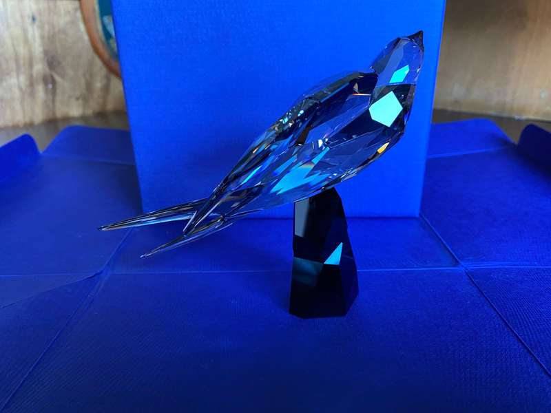 SWAROVSKI SWALLOW CRYSTAL FIGURINE 5275745-ORIGINAL MINT IN BOX 517 FACETS-DARK METALLIC FINISH ON T
