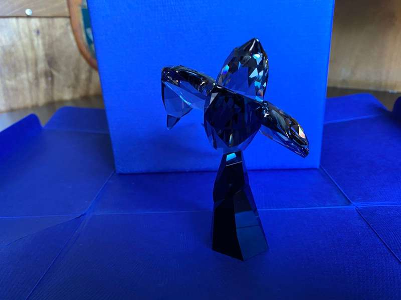 SWAROVSKI SWALLOW CRYSTAL FIGURINE 5275745-ORIGINAL MINT IN BOX 517 FACETS-DARK METALLIC FINISH ON T