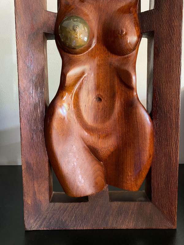 BEAUTIFULL VINTAGE WOODEN CARVED MID-CENTURY STYLE FEMALE TORSO IN FRAME WITH HAND BEATEN COPPER DE