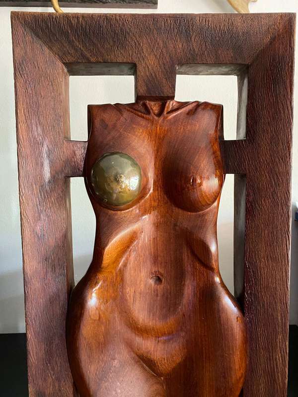 BEAUTIFULL VINTAGE WOODEN CARVED MID-CENTURY STYLE FEMALE TORSO IN FRAME WITH HAND BEATEN COPPER DE
