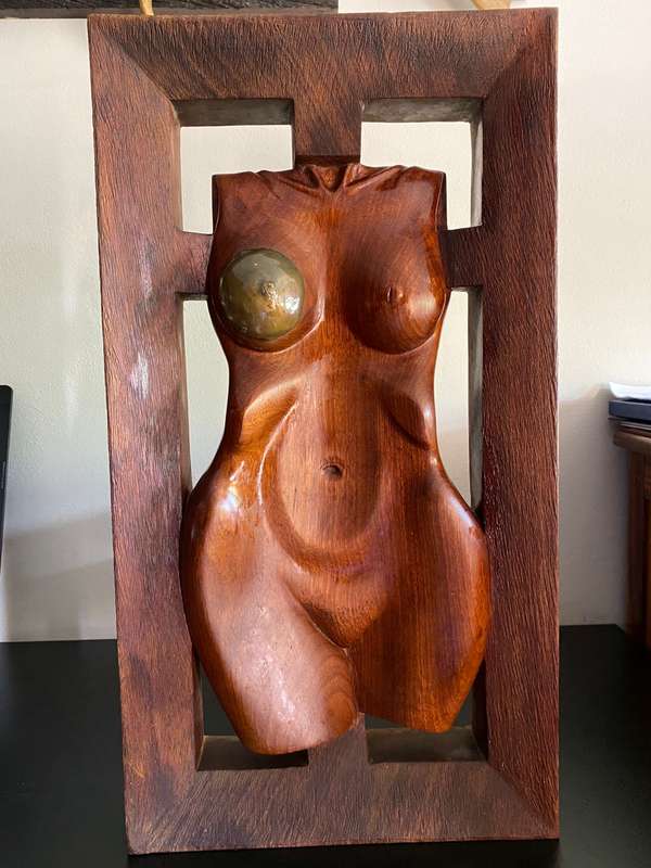 BEAUTIFULL VINTAGE WOODEN CARVED MID-CENTURY STYLE FEMALE TORSO IN FRAME WITH HAND BEATEN COPPER DE