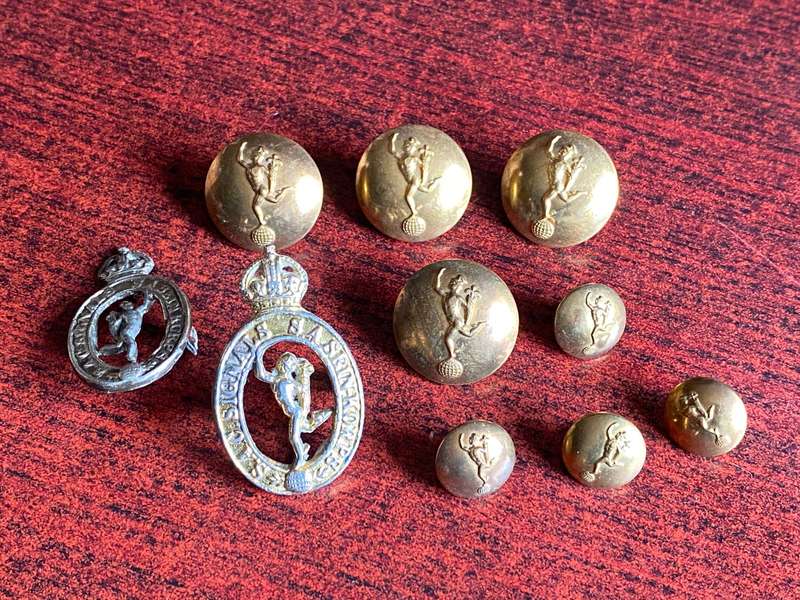 SA CORPS OF SIGNALS-CAST CAP AND ONE COLLAR (MISSING ONE LUG) SOLD WITH 8 TUNIC BUTTONS