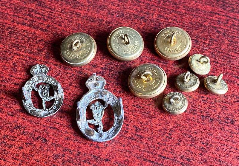 SA CORPS OF SIGNALS-CAST CAP AND ONE COLLAR (MISSING ONE LUG) SOLD WITH 8 TUNIC BUTTONS