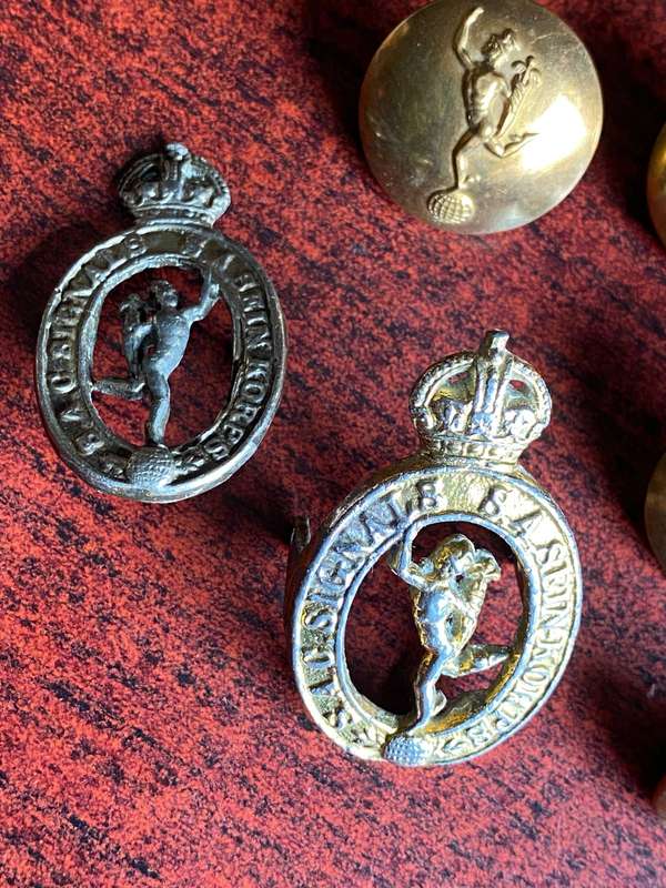 SA CORPS OF SIGNALS-CAST CAP AND ONE COLLAR (MISSING ONE LUG) SOLD WITH 8 TUNIC BUTTONS