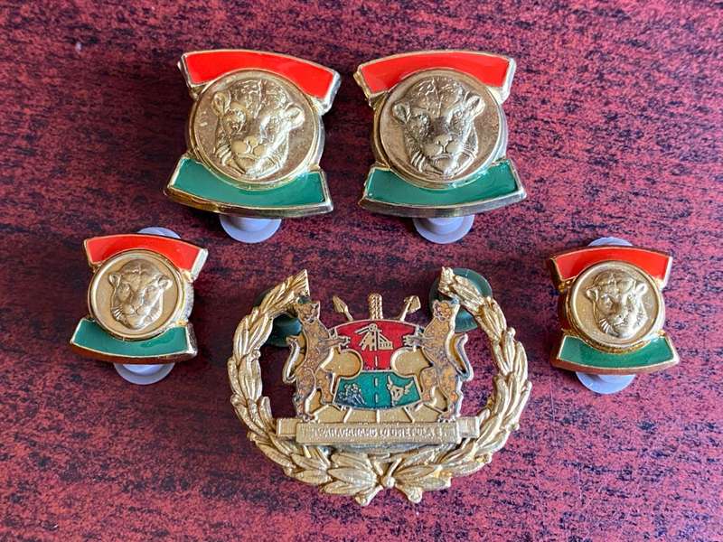 BOP. DEFENCE FORCE WO1 RANK-SOLD WITH GOLD OFFICERS PIPS- 2 FULL SIZE AND 2 MESS DRESS