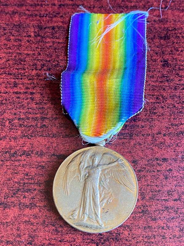 WW1 VICTORY MEDAL AWARDED TO PRIVATE W. BARRETT 8 SAI