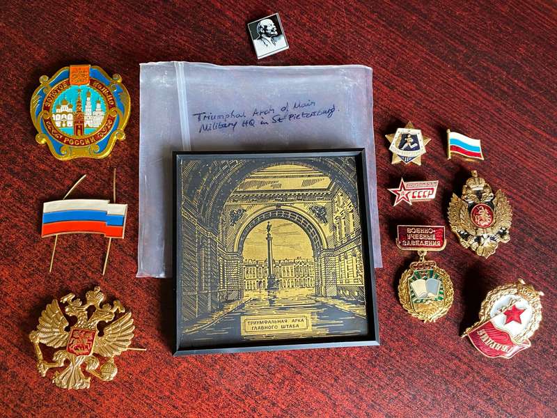 RUSSIAN BADGES + TRIUMPHAL ARCH OF MAIN MILITARY HQ IN ST PIETERSBURGH