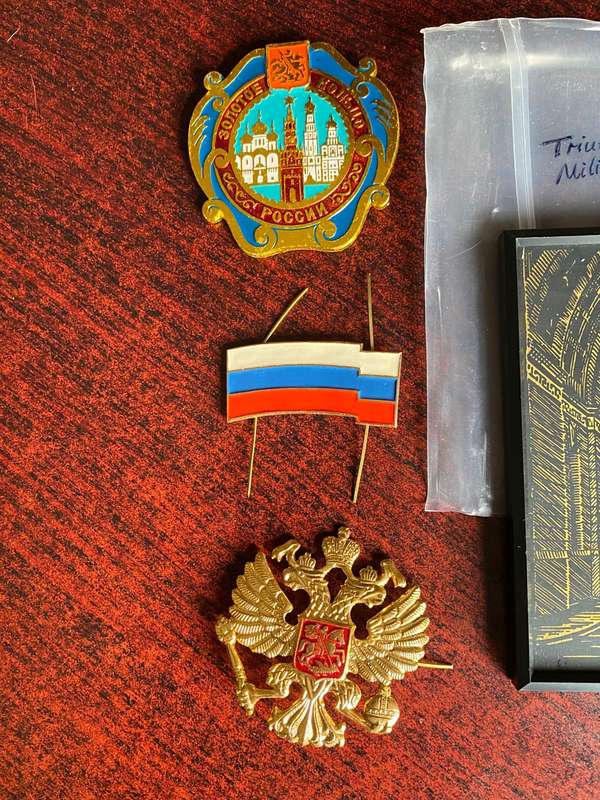 RUSSIAN BADGES + TRIUMPHAL ARCH OF MAIN MILITARY HQ IN ST PIETERSBURGH