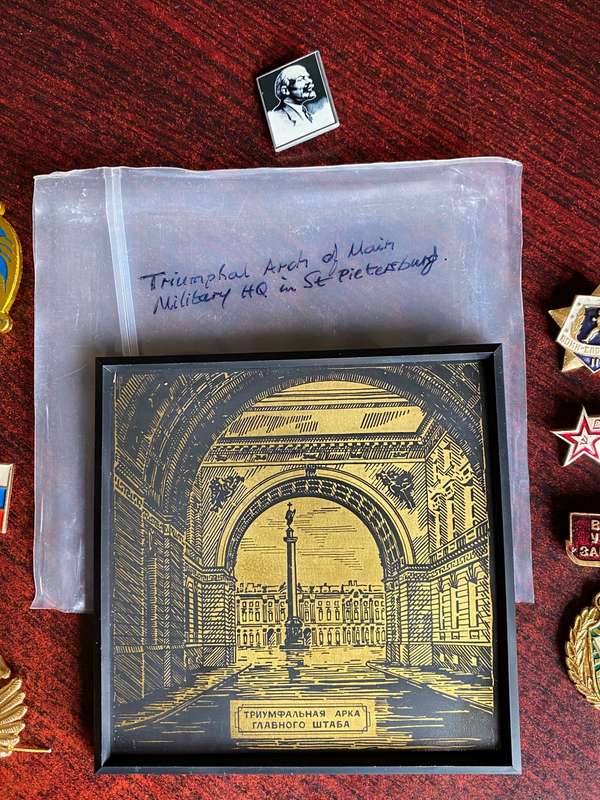 RUSSIAN BADGES + TRIUMPHAL ARCH OF MAIN MILITARY HQ IN ST PIETERSBURGH