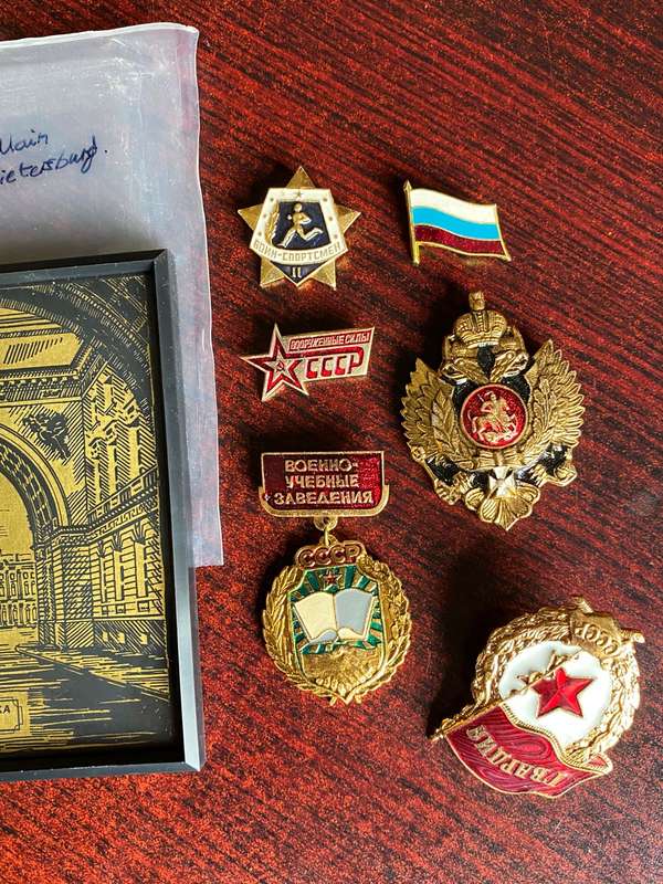 RUSSIAN BADGES + TRIUMPHAL ARCH OF MAIN MILITARY HQ IN ST PIETERSBURGH