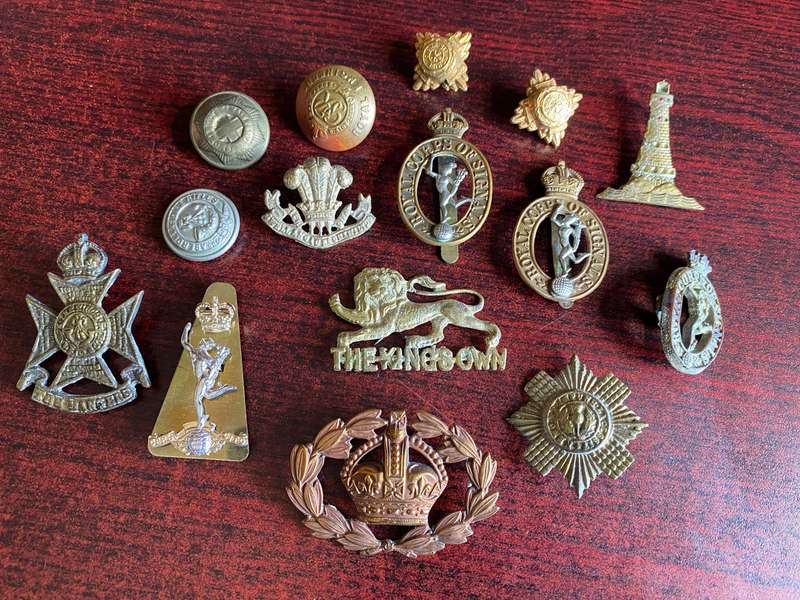 MIXED LOT,BRITISH BADGES AND RANKS