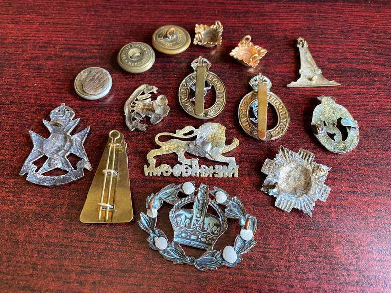 MIXED LOT,BRITISH BADGES AND RANKS
