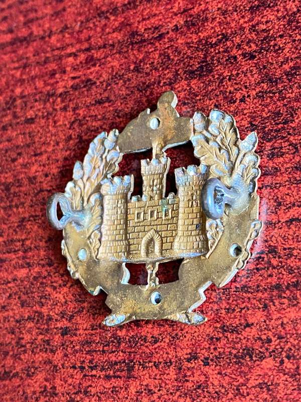 44/56TH ESSSEX REGT. (REGT. CASTLE) CAP BADGE-WORN 1889-1958- 2 LUGS