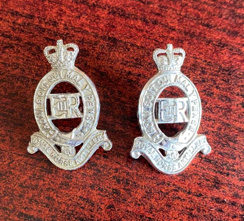 ROYAL HORSE ARTILLERY COLLAR BADGE PAIR QC-POST 1953