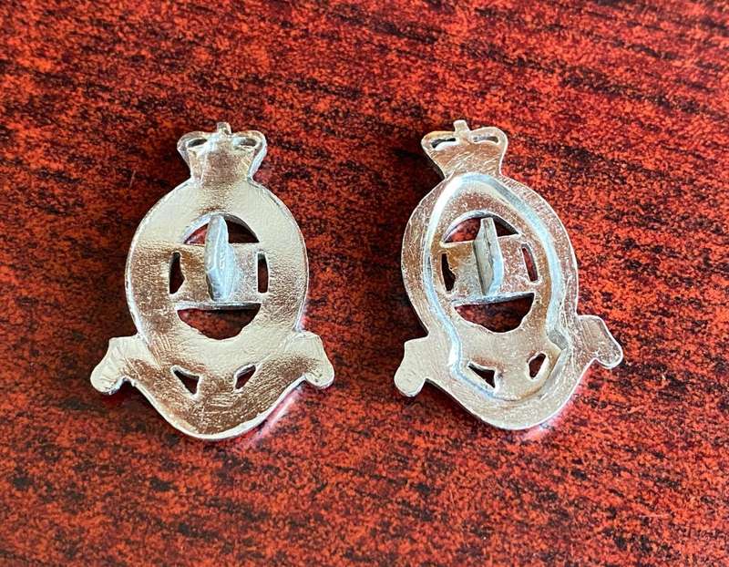 ROYAL HORSE ARTILLERY COLLAR BADGE PAIR QC-POST 1953
