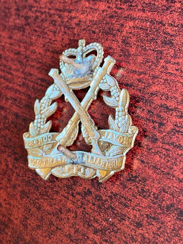 ROYAL INFANTRY AUSTRALIAN CORPS,CAP BADGE- 2 LUGS
