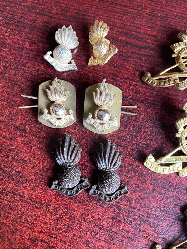 ROYAL ARTILLERY SELECTION OF 12 COLLARS AND CAP BADGES- SOLD TOGETHER