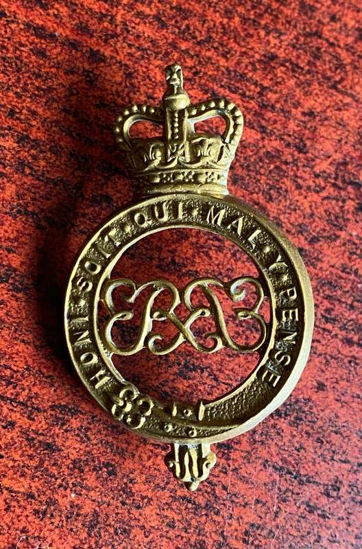 BRITISH GRENADE GUARDS CAP BADGE QC-BRASS- 2 LUGS