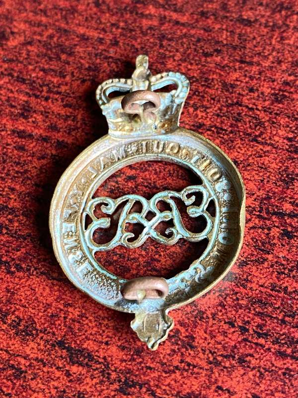 BRITISH GRENADE GUARDS CAP BADGE QC-BRASS- 2 LUGS
