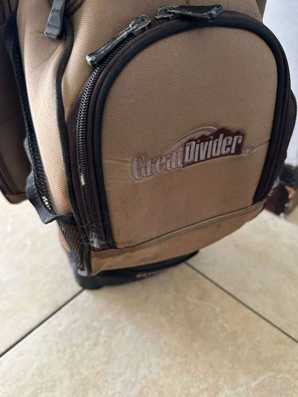 GREAT DIVIDER GOLF BAG IN GOOD CONDITION-PLEASE LOOK AT PICS-HEIGHT 84 CM-ALL ZIPS IN WORKING CONDIT