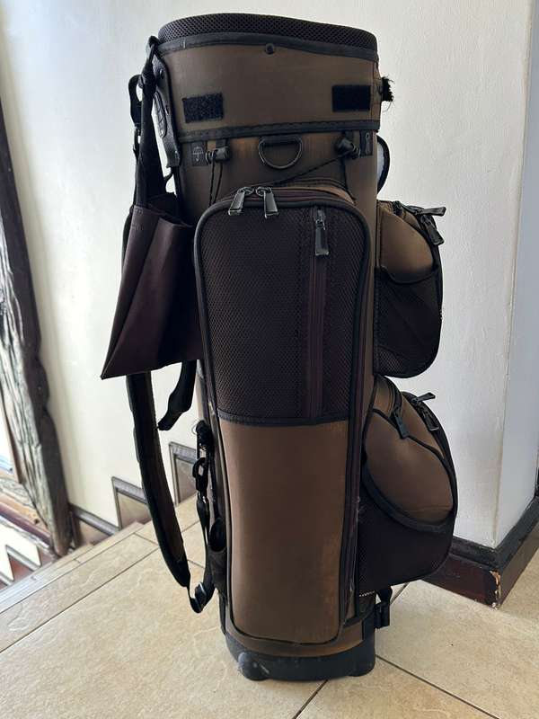 GREAT DIVIDER GOLF BAG IN GOOD CONDITION-PLEASE LOOK AT PICS-HEIGHT 84 CM-ALL ZIPS IN WORKING CONDIT