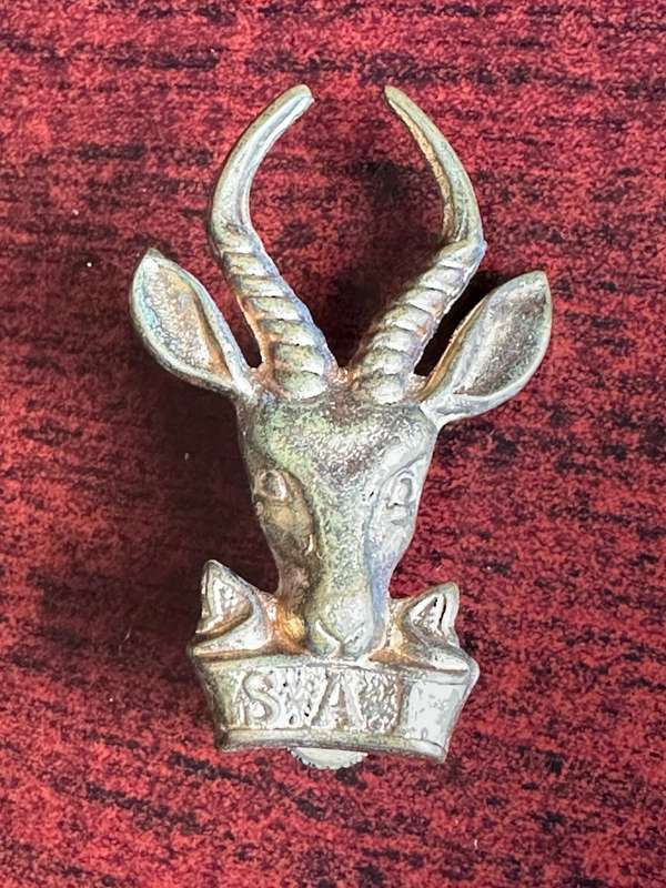 SA INFANTRY CORPS CAP BADGE-LARGE BRASS VARIATION-WORN 1953-1976- 2 X SCREW LUGS