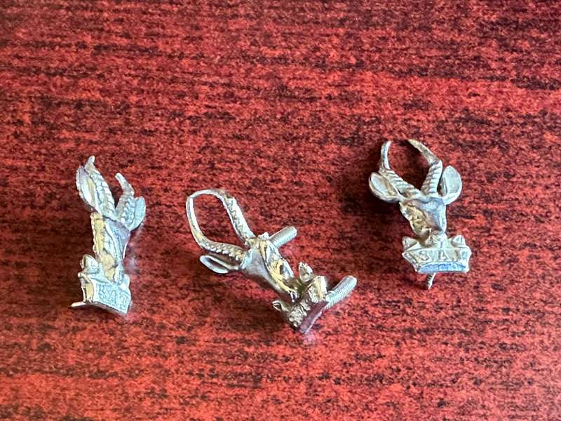SA INF. CORPS CHROME CAP (2 LUGS) AND COLLARS-WORN POST 1976- 2 PINS MISSING
