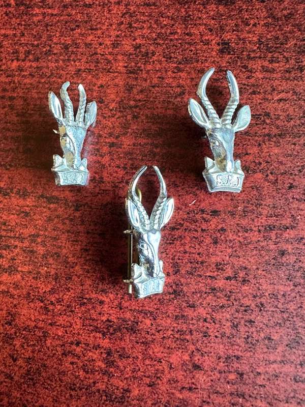 SA INF. CORPS CHROME CAP(2 LUGS) AND COLLARS-WORN POST 1976- PINS INTACT
