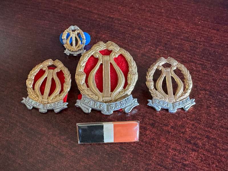SA PERMANENT FORCE BAND, BI/METAL CAP,COLLARS AND ONE MESS DRESS COLLAR AS WELL AS BERET BAR-WORN SI