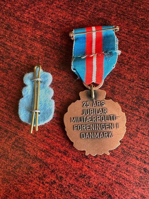 DANISH CAP BADGE AND MEDAL