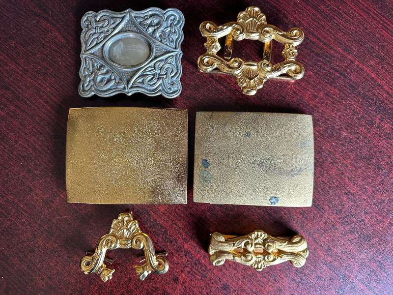 SELECTION OF BELT BUCKLES AND CLIPS FOR MILITARY CROSSBELT