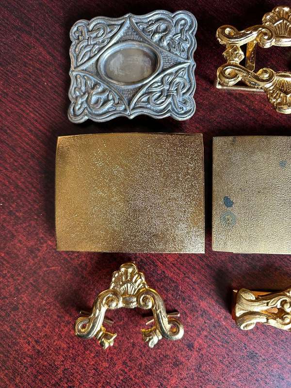 SELECTION OF BELT BUCKLES AND CLIPS FOR MILITARY CROSSBELT