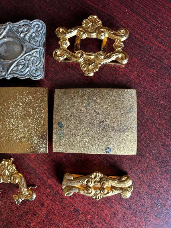 SELECTION OF BELT BUCKLES AND CLIPS FOR MILITARY CROSSBELT