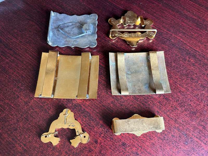 SELECTION OF BELT BUCKLES AND CLIPS FOR MILITARY CROSSBELT