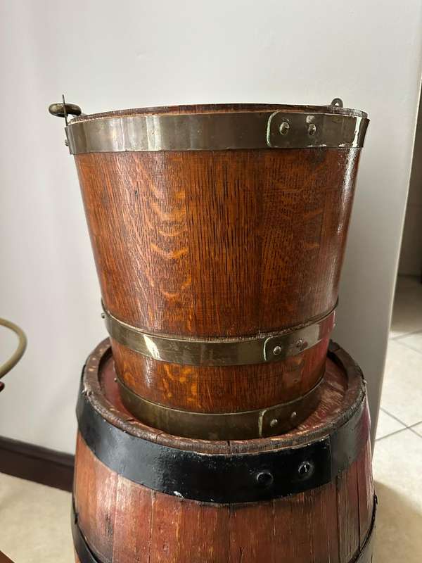 ANTIQUE 19TH CENTURY CAPE OAK AND BRASS BELTED WAT BALIE,WITH BRASS GORGED SWING HANDLE-LARGE, MEASU