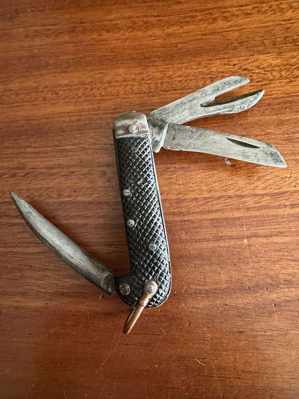 BRITISH JACK KNIFE WW2-DATED 1940 WITH 3 FUNCTIONS-OVERALL LENGTH WHEN OPEN 21,7CM