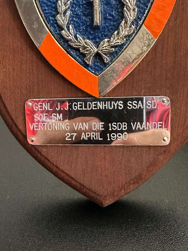 1 SDB PLAQUE,GIVEN TO GENL. J.J. GELDENHUYS 27 APRIL 1990
