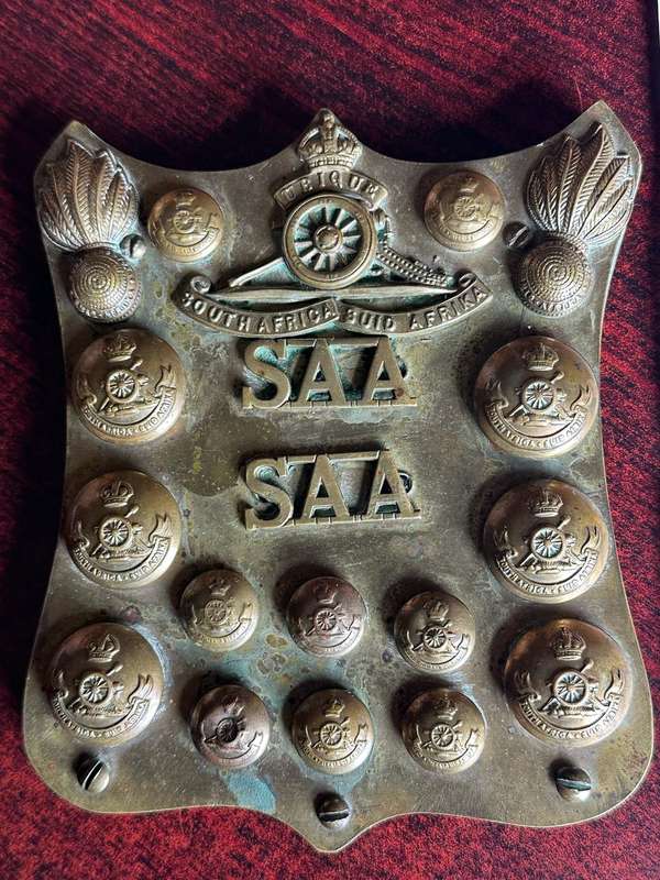 SA ARTILLERY BADGE,TITLES AND BUTTONS MOUNTED ON COPPER-MADE INTO A PLAQUE WITH A LETTER FROM THE FA